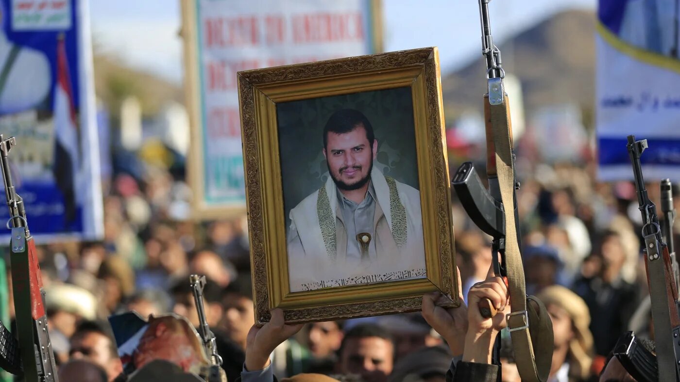 A supporter of Yemen’s Houthis holds a picture of their leader, Abdul-Malik al-Houthi, during a rally in solidarity with Iran and Lebanon in the Yemeni capital, Sanaa, 27 March 2026 (AFP/Mohammed Huwais)