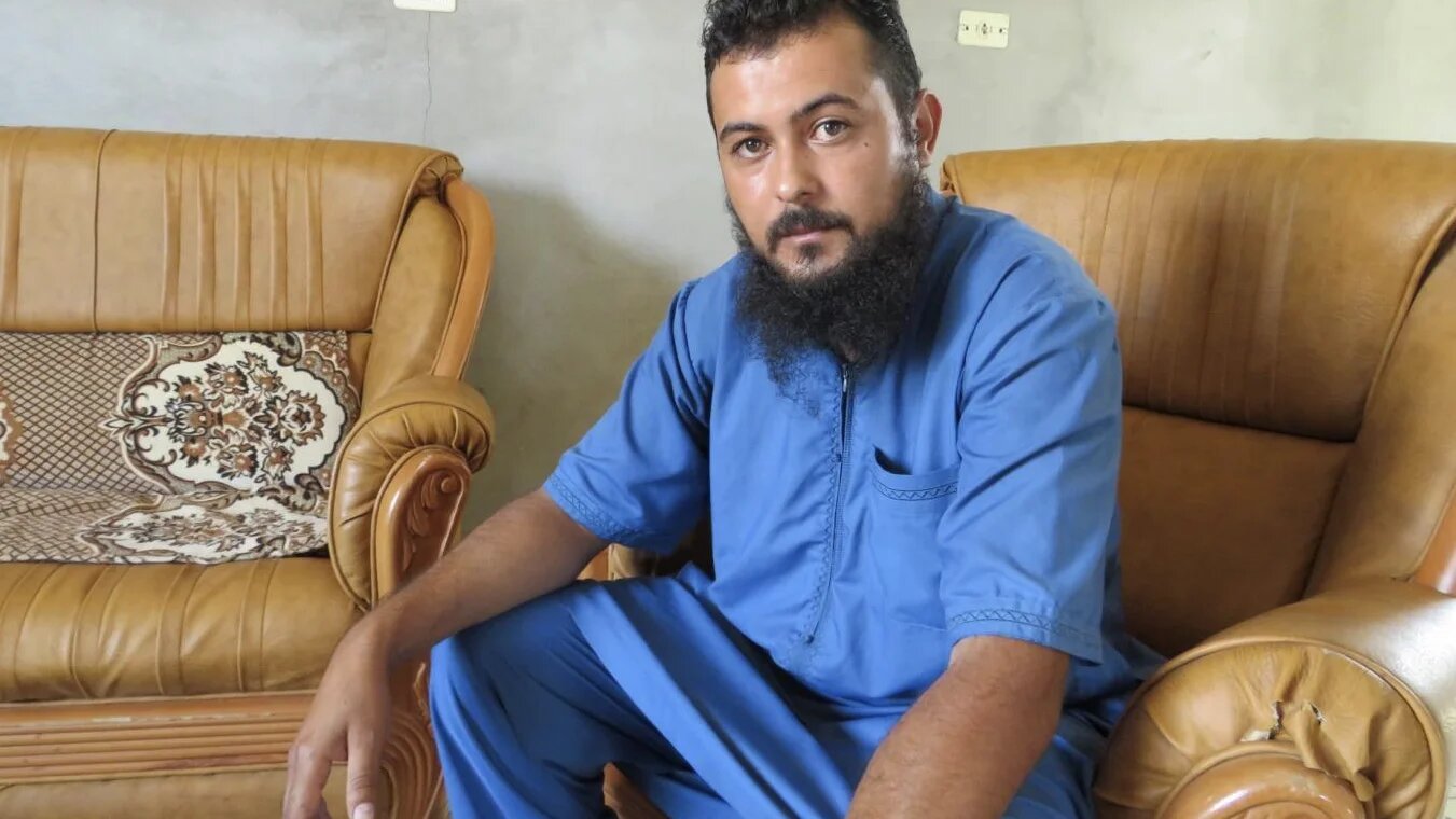 Mohammed Abu Ajila Enbis dans la maison dont il avait été chassé, à Espiaa, fin 2019 (MEE/Daniel Hilton)