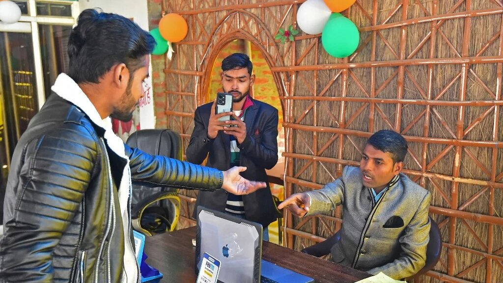 Le créateur de contenu Narendra Verma (à droite) s’entretient avec les membres de son équipe lors du tournage d’une vidéo scénarisée à Sitapur, dans l’État indien de l’Uttar Pradesh (AFP/Sanjay Kanojia)