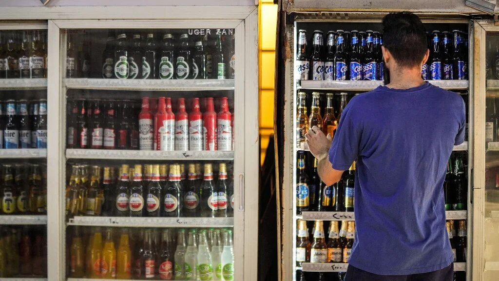 La nouvelle loi contredit une décision gouvernementale imposant une taxe douanière de 200 % sur les « boissons alcoolisées importées », pour une durée de quatre ans (AFP/Ayman Henna) 