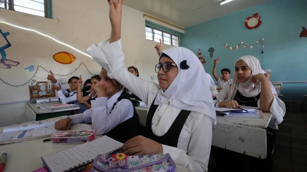 Les militantes féministes exigent du ministère de l’Éducation d’adopter une position claire et publique sur l’obligation faite aux jeunes élèves de porter le voile à l’école dans certaines établissements (AFP/Ahmad al-Rubaye)
