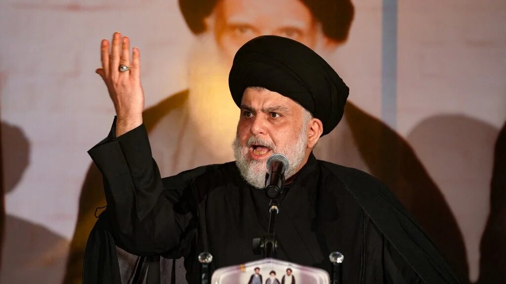 Moqtada Sadr donnant un discours à Nadjaf, le 3 juin 2022 lors d’une cérémonie marquant l’anniversaire de la mort de son père le grand ayatollah Mohammed Sadeq Sadr (AFP/Qassem al-Kaabi)