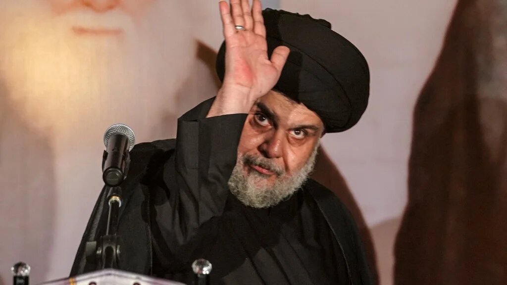 Depuis des semaines, Moqtada Sadr réclamait la dissolution du Parlement et de nouvelles législatives anticipées pour tenter de dénouer la crise (AFP/Qassem al-Kaabi)