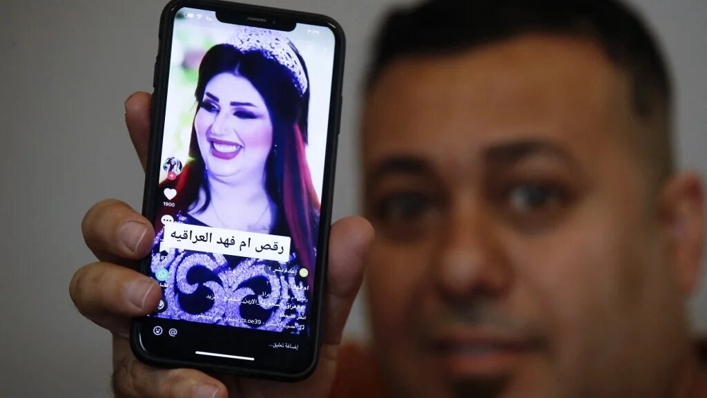 Un Irakien montre un post de la célèbre TikTokeuse Om Fahad qui a été emprisonnée par les autorités (AFP/Ahmed al-Rubaye) 