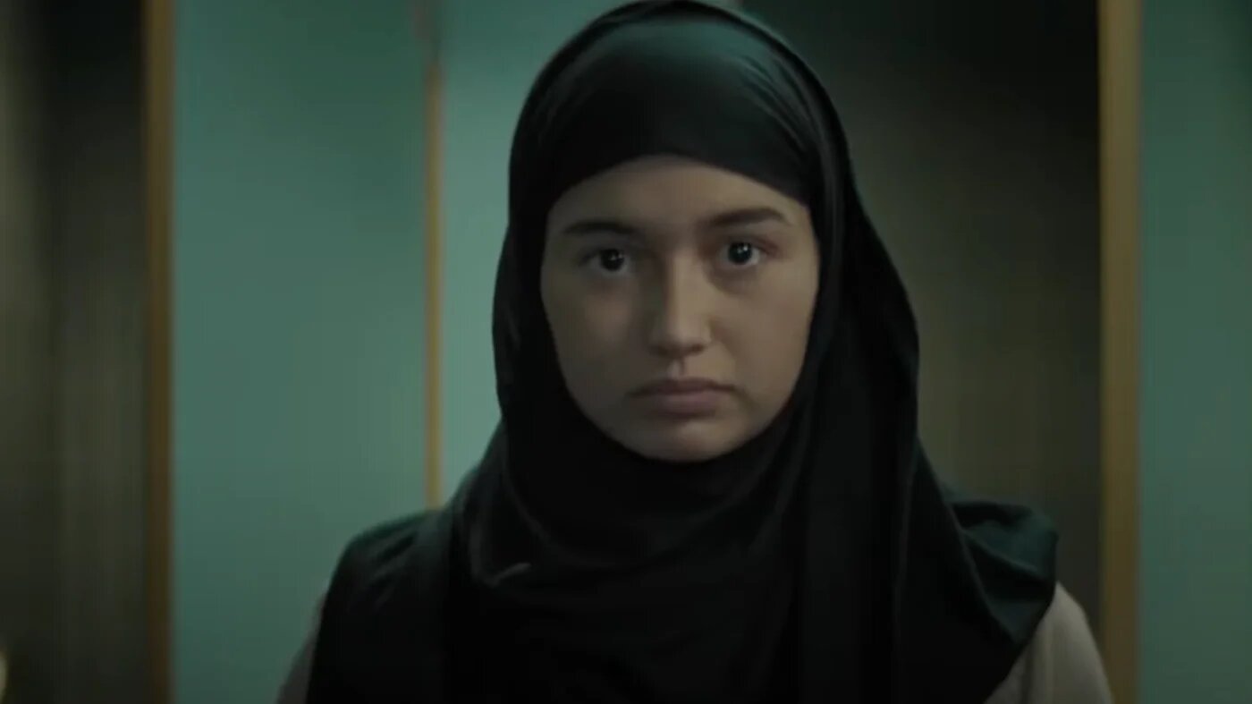 Nawelle Evad, l’actrice française – née de mère algérienne – joue l’adolescente iranienne héroïne du court-métrage (capture d’écran)