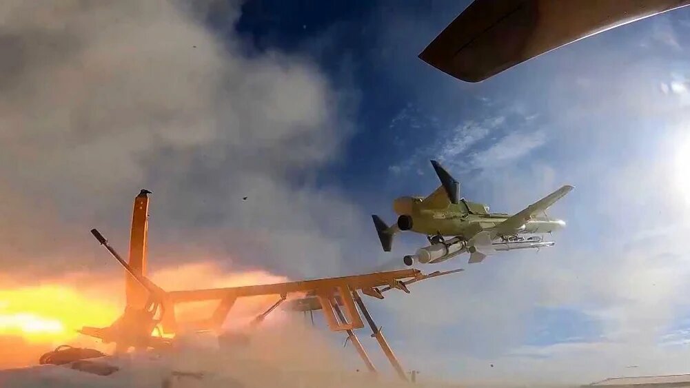 Photo de l’armée iranienne montrant le lancement d’un drone transportant un missile, lors d’un exercice militaire dans un lieu non divulgué du centre de l’Iran, le 6 janvier 2021 (AFP)
