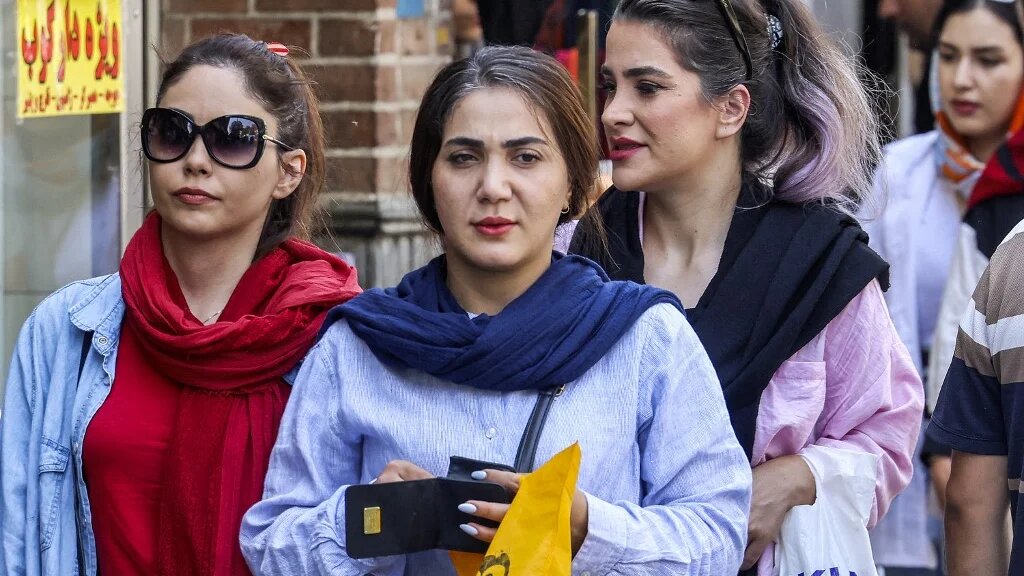 Selon la nouvelle législation, les femmes pourraient être emprisonnées jusqu’à dix ans en cas de non-respect du code vestimentaire (AFP/Atta Kenare)