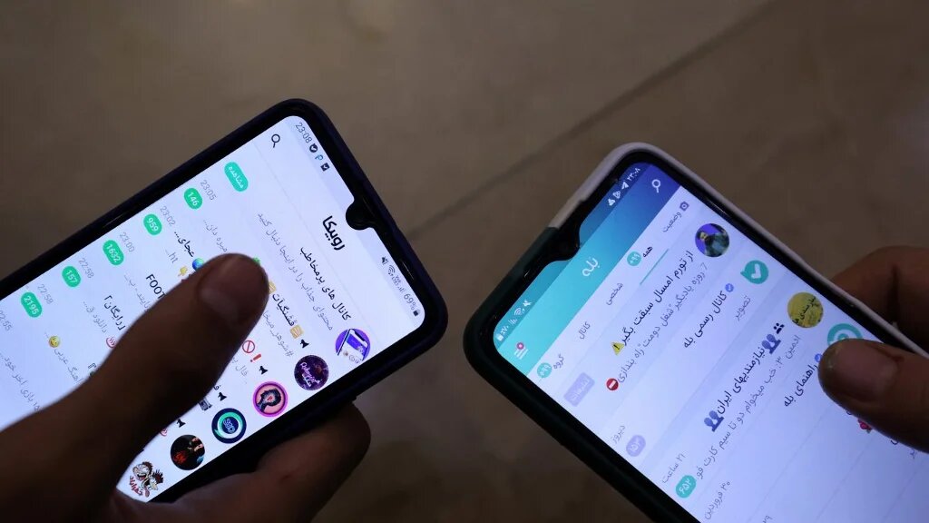 Des utilisateurs iraniens montrent l’application de messagerie iranienne, Bale, à Téhéran, le 19 avril 2023 (AFP/ Atta Kenare)