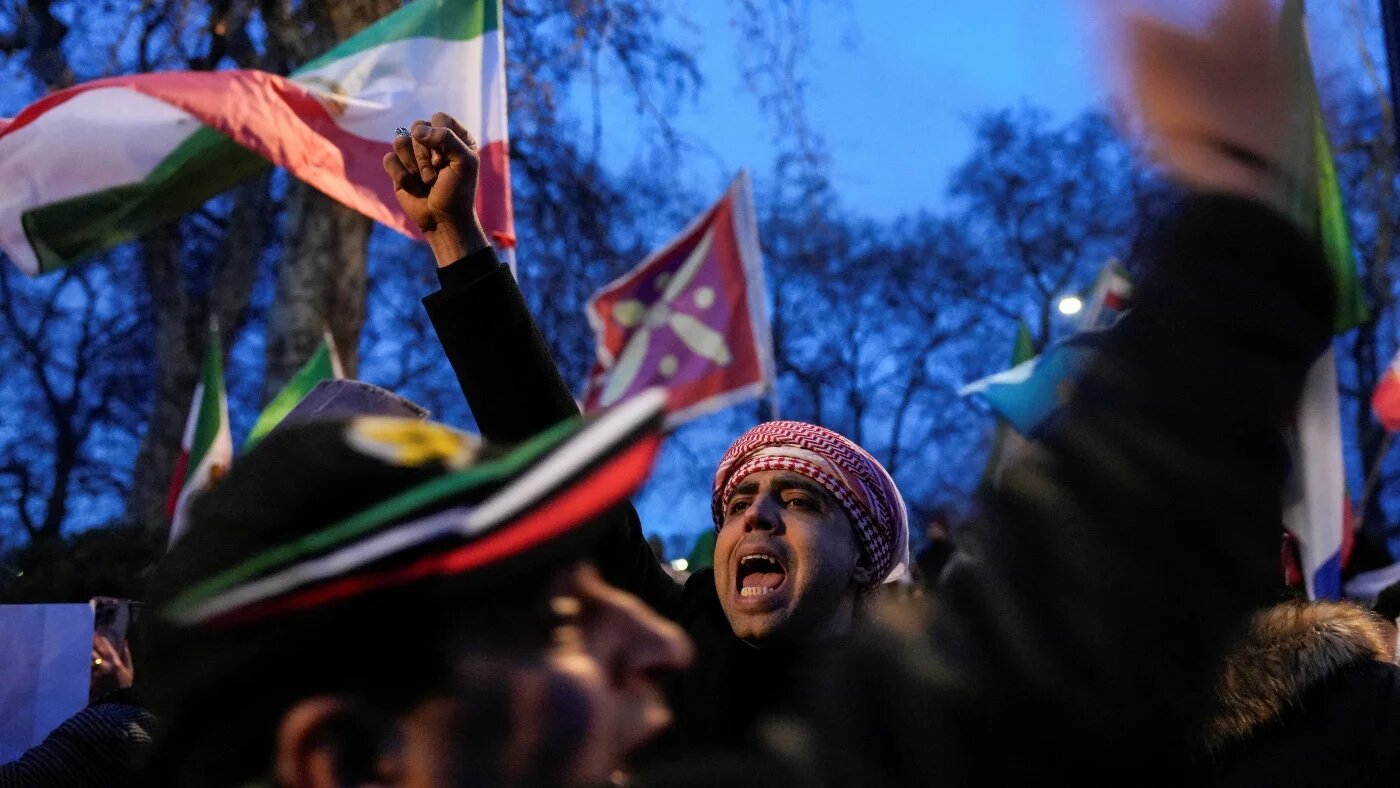 Anti-Iranian regime protesters take part in a demonstration outside the Iranian embassy in central London on 10 January 2026 (AFP/Carlos Jasso)