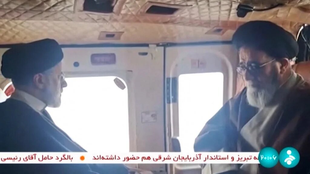 Images de la télévision d’État iranienne montrant le président Ebrahim Raïssi (à gauche) à bord de l’hélicoptère avant le crash (AFP)