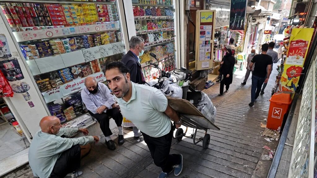 « En raison des protestations, les gens ne sortent plus après 17 h », selon un commerçant du bazar de Tajrish à Téhéran (AFP/Atta Kenare)