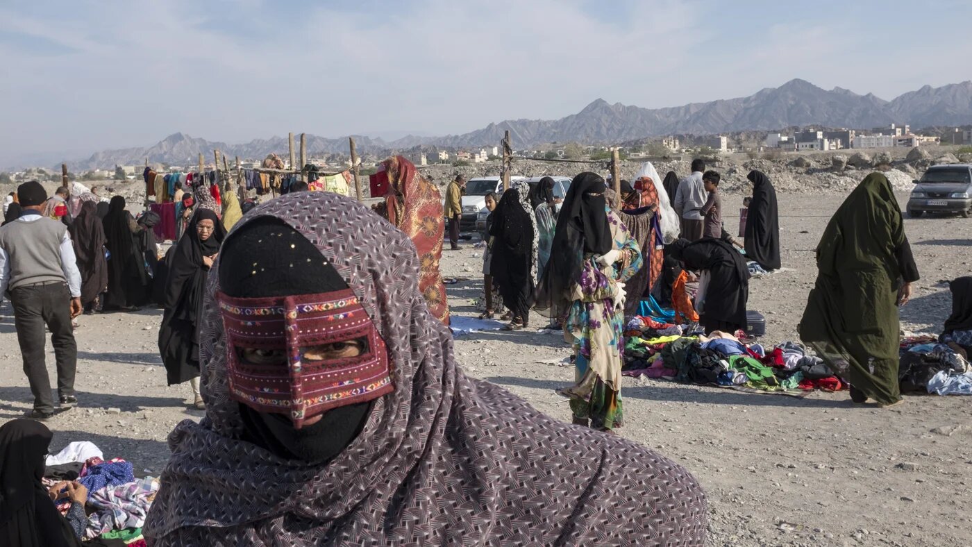 Once a week, Bandari women in southern Iran head for the Thursday market – also known as the Panjshambe bazaar  - at Minab. The more conservative wear “burqué” – colourful squared masks - on top of their chador.