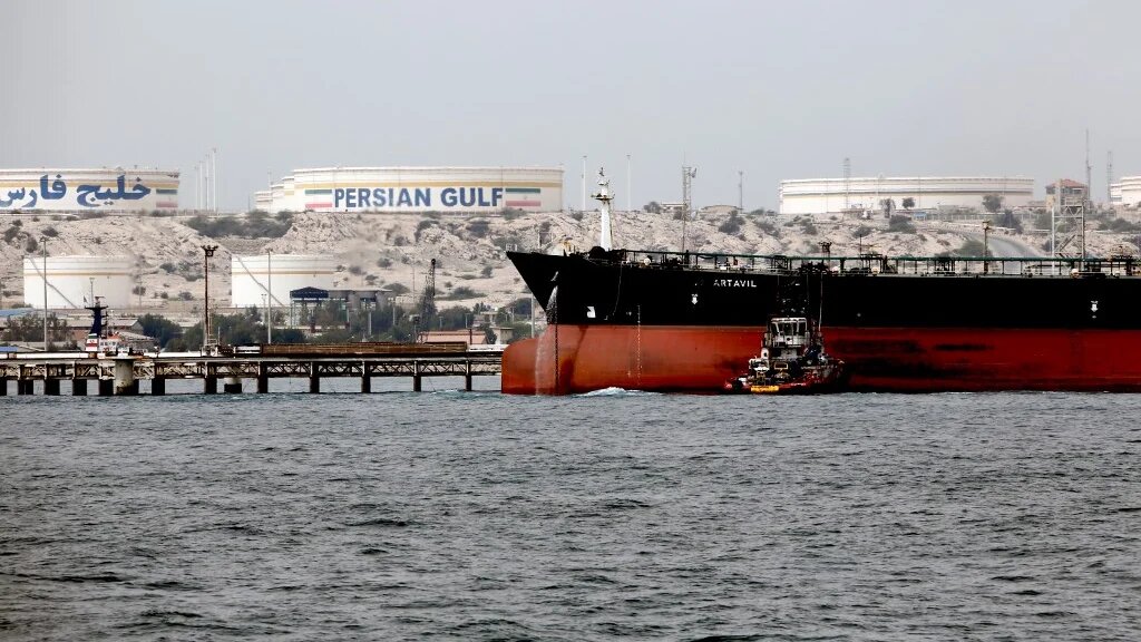 Iranian tanker docking at platform of oil facility in the Khark Island on shore of Gulf (AFP/file photo)
