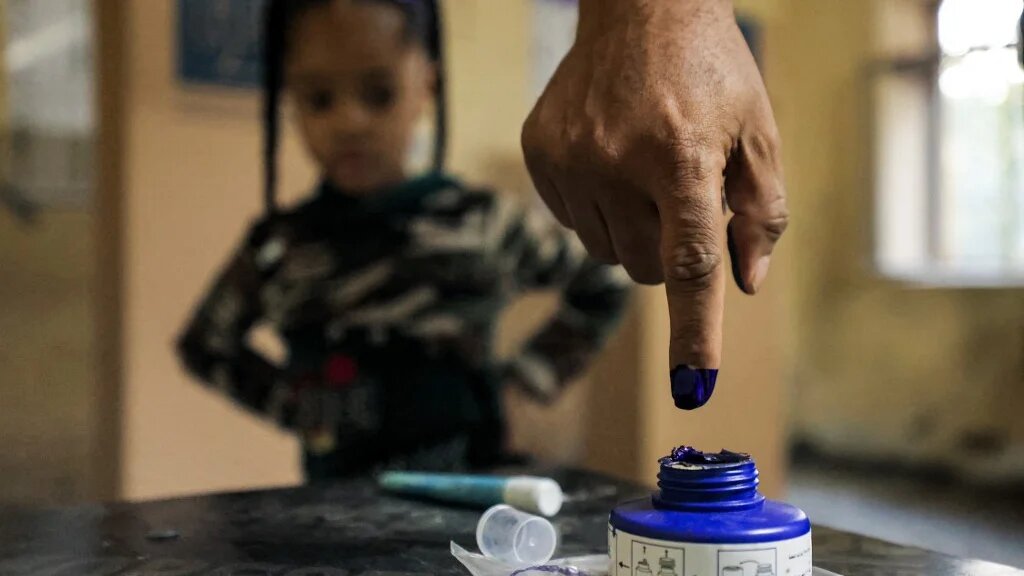 Un homme trempe son doigt dans l’encre après avoir voté dans un bureau de vote à Bagdad, capitale de l’Irak, à l’occasion des élections législatives anticipées, le 10 octobre 2021 (AFP)
