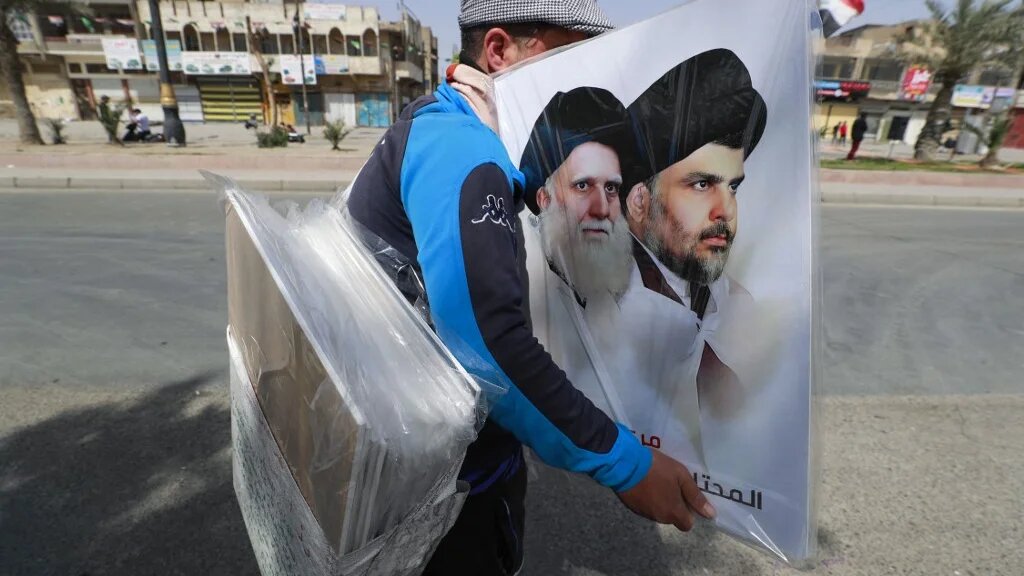 Muqtada al-Sadr (R) and his father Ayatollah Mohammed Sadeq al-Sadr 