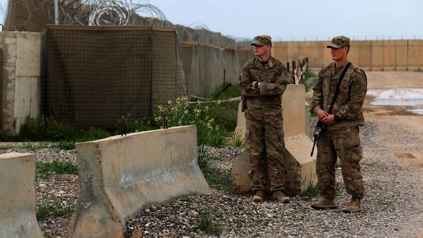 US soldiers stand at the Qayyarah air base before a planned US pullout on 26 March 2020.
