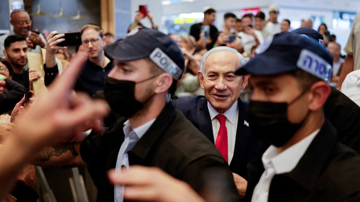 Israeli Prime Minister Benjamin Netanyahu meets members of the public at a mall in Ramla, 19 October 2026 (Amir Cohen/Reuters)