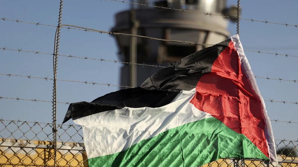 Un drapeau sur une barrière de la prison israélienne d’Ofer, le 12 juillet 2021 (AFP)