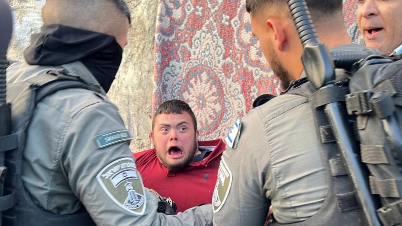 Les forces israéliennes ont attrapé Muhammad Ajlouni pour tenter de l’arrêter dans le quartier de Sheikh Jarrah à Jérusalem-Est lundi (capture d’écran)