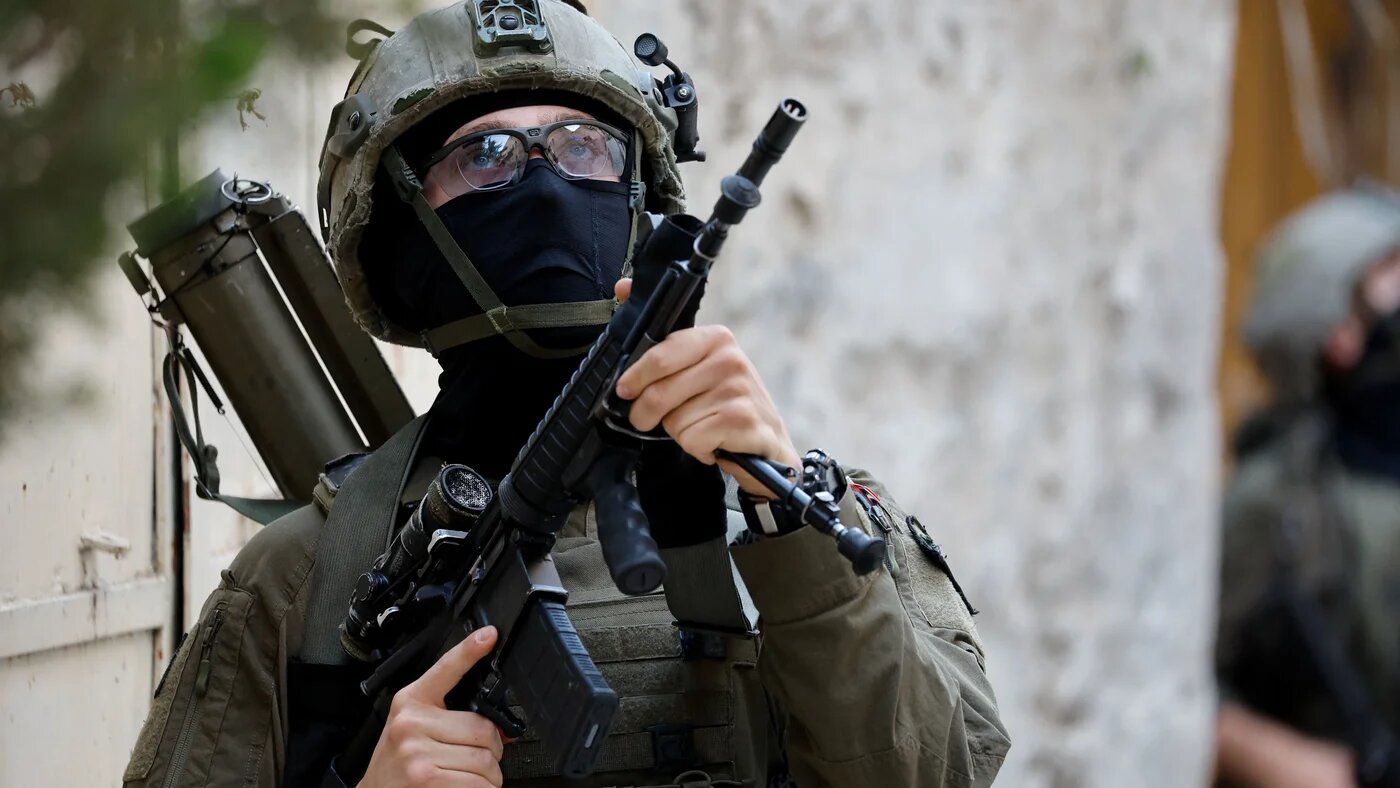 An Israeli soldier keeps watch during a weekly Israeli settlers' storming in Hebron, occupied West Bank, 20 June, 2026 (Mussa Qawasma/Reuters)