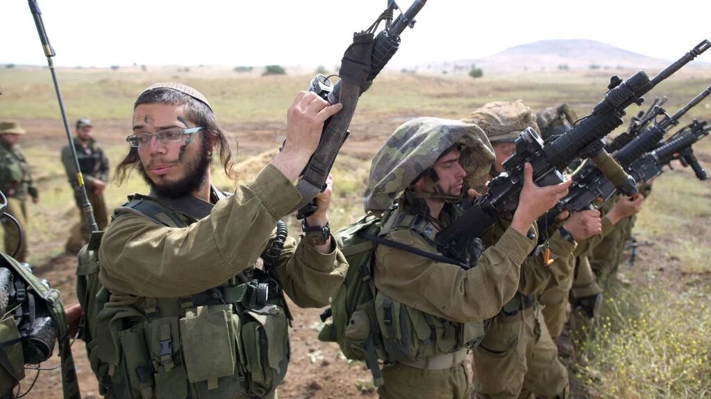 Des soldats israéliens de Netzah Yehuda pendant leur formation annuelle sur les hauteurs du Golan annexées par Israël, près de la frontière syrienne, le 19 mai 2014 (AFP)