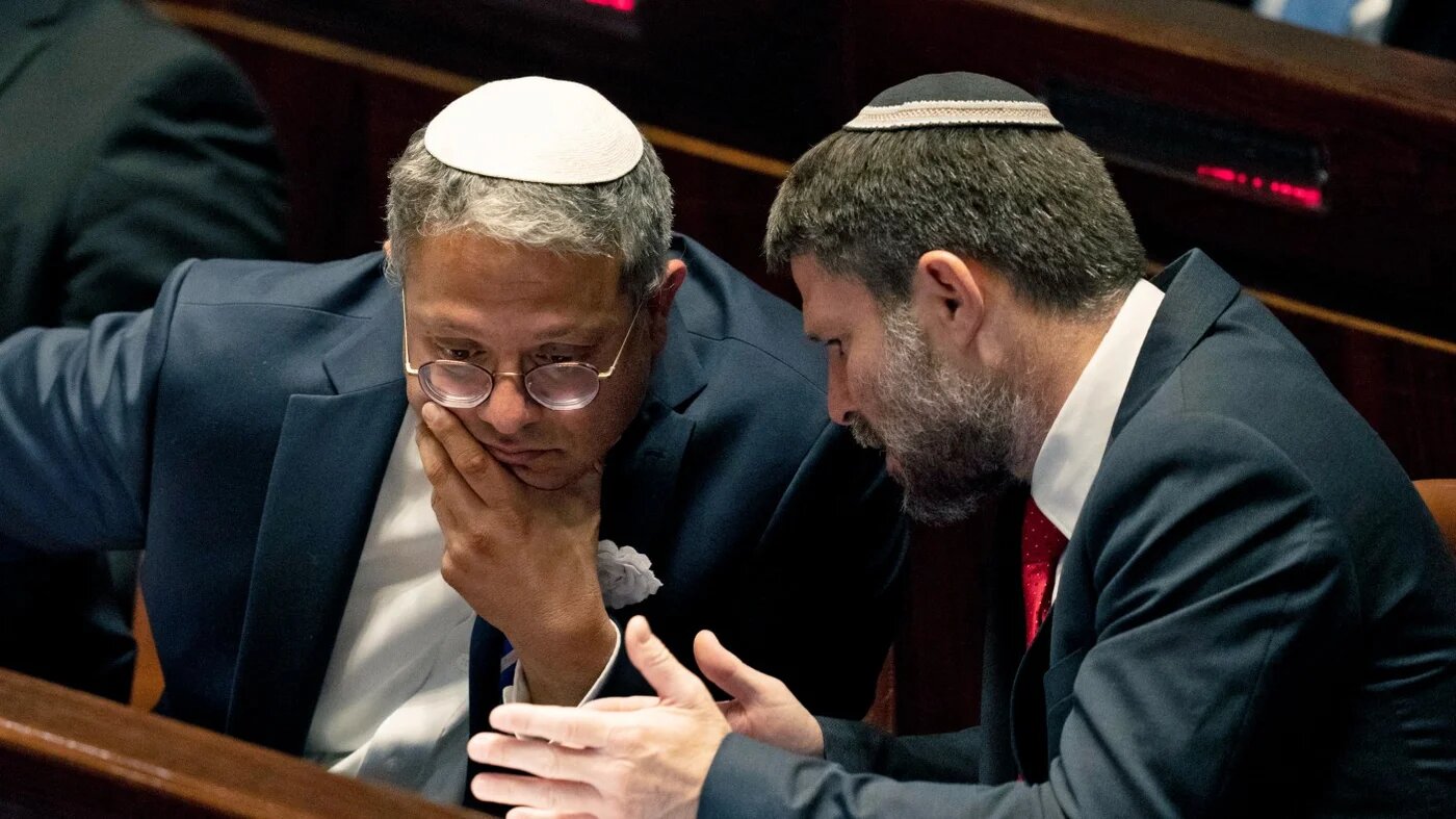 Israeli politicians Itamar Ben Gvir (L) and Bezalel Smotrich (R) talk among themselves at the Knesset (Israeli parliament) on 15 November 2022 (Maya Alleruzzo/AFP)