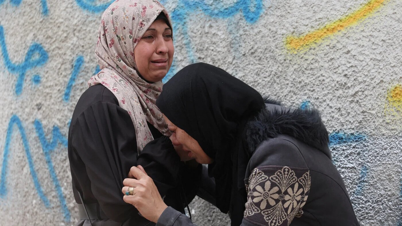Palestinians mourn those killed by Israeli strikes at al-Shifa Hospital, in Gaza City, 22 January, 2026 (Reuters/Dawoud Abu Alkas)