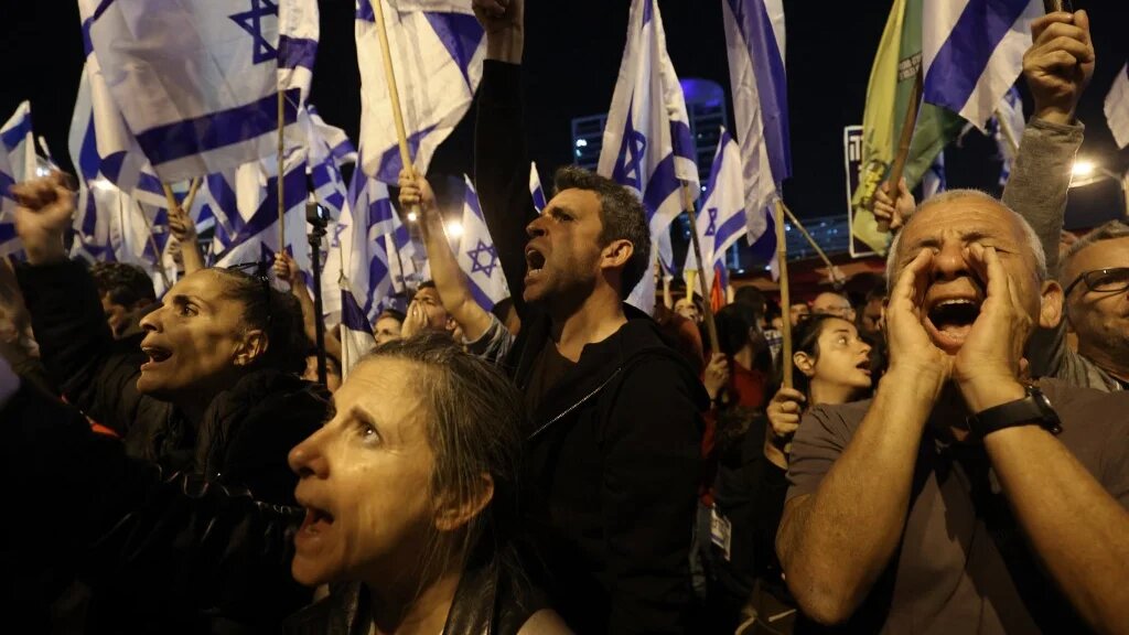 Depuis l’annonce du projet de réforme début janvier, des dizaines de milliers d’Israéliens se réunissent toutes les semaines pour dénoncer le texte et conspuer le gouvernement formé en décembre par Benyamin Netanyahou (AFP/Gil Cohen-Magen)