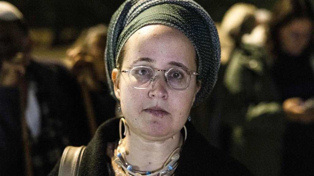 Nehama Teena, Juive orthodoxe religieuse, proteste avec ses partisans contre le rabbin Zvi Thau accusé de l’avoir violée, lors d’une manifestation devant le siège de la Knesset (parlement israélien) à Jérusalem, le 21 novembre 2022 (AFP/Menahem Kahana)
