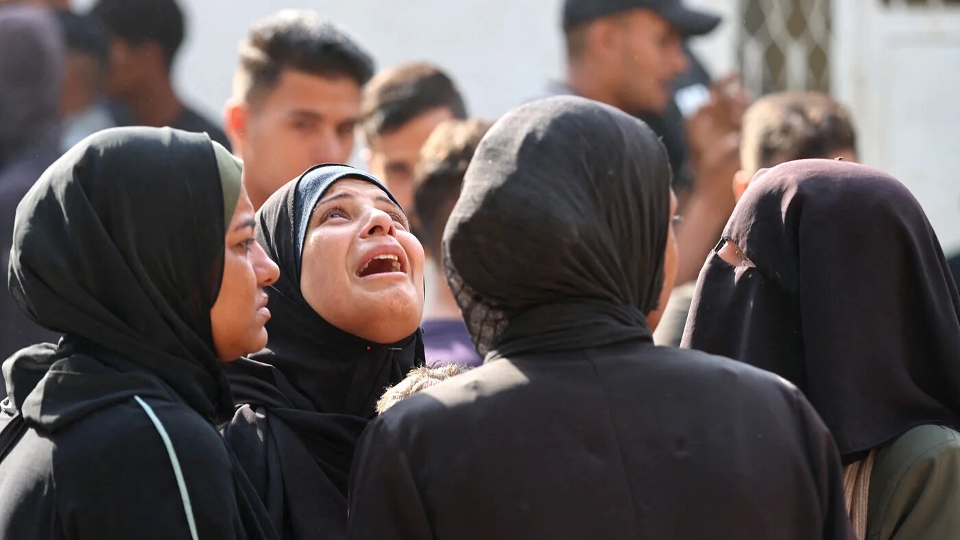 Palestinians mourn relatives killed in Israeli attacks, ahead of their funeral at Al-Shifa Hospital in Gaza City on 21 August, 2025 (AFP/Omar al-Qattaa)