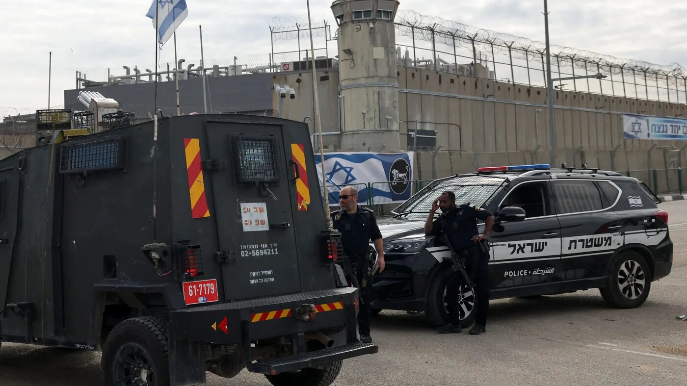 Israeli security forces stand outside Ofer military prison, occupied West Bank, on 25 January, 2025 (AFP/Ahmad Gharabli)