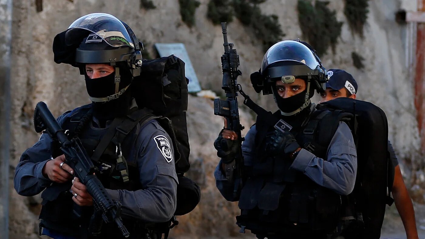 Israeli police patrol a street in Jabel Mukaber, a Palestinian neighbourhood of East Jerusalem, on 18 September 2015 (Ahmad Gharabli/AFP)