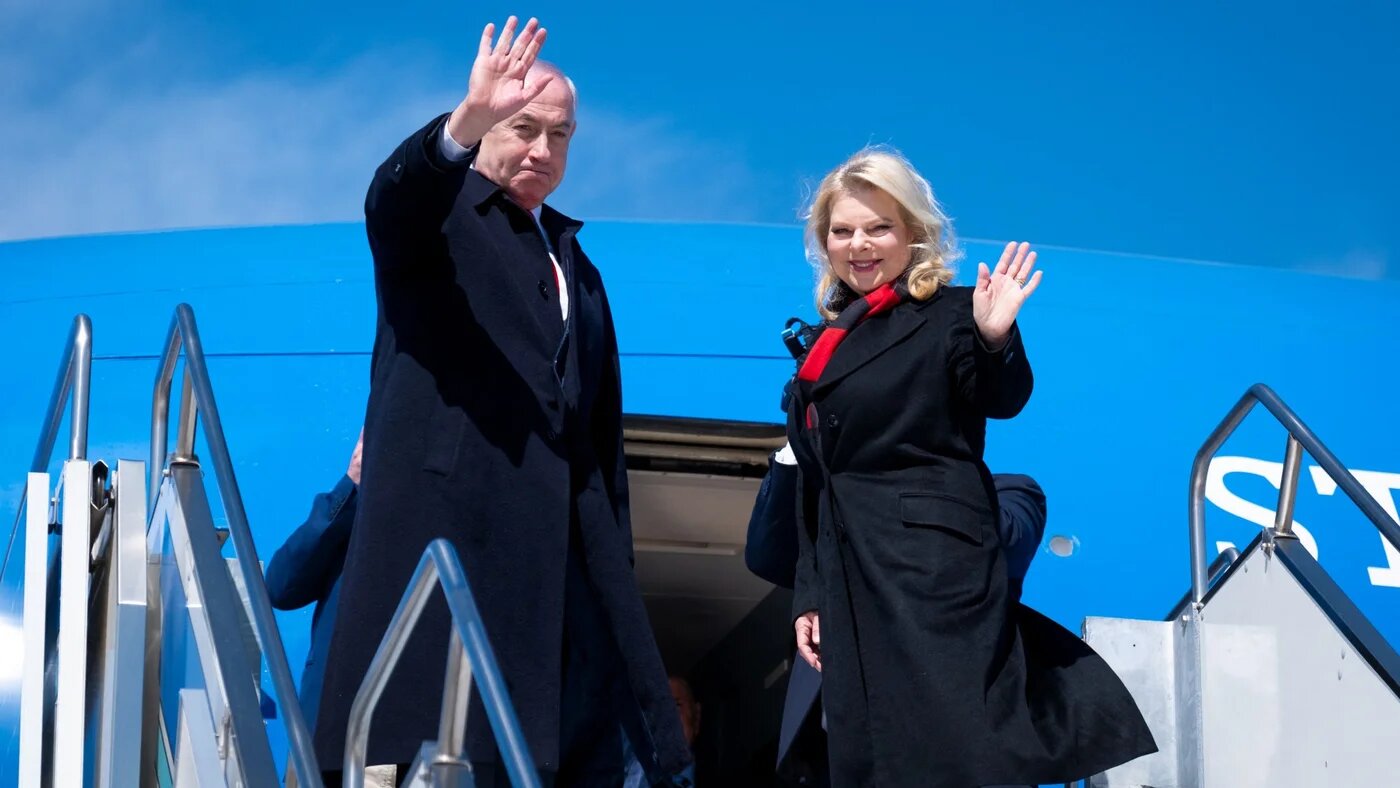 Israeli Prime Minister Benjamin Netanyahu and his wife Sara board an aeroplane at the Ferenc Liszt airport in Budapest, Hungary, on 6 April (AFP/Sztaniszlav Horvath/Hungarian defence ministry)