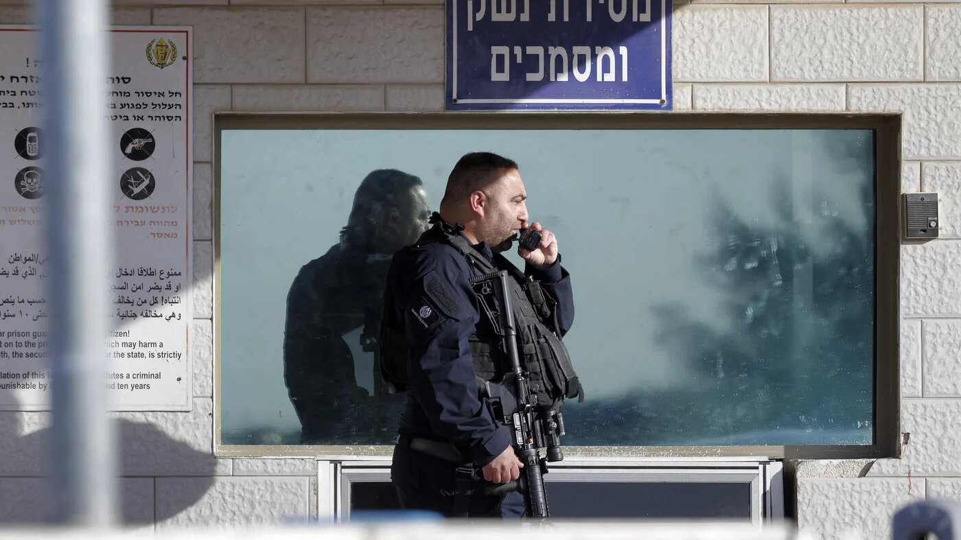 A prison guard stands outside Ofer military prison, located between Ramallah and Beitunia in the occupied West Bank, on 19 January, 2025 (AFP/Jalaa Marey) 