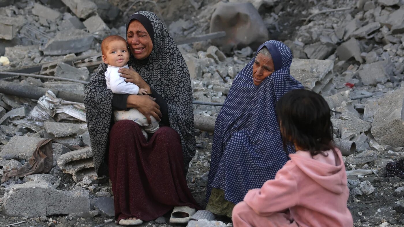 Palestinians check the site of an overnight Israeli strike in Jabalia, north Gaza, on 30 May, 2025 (AFP/Bashar Taleb)
