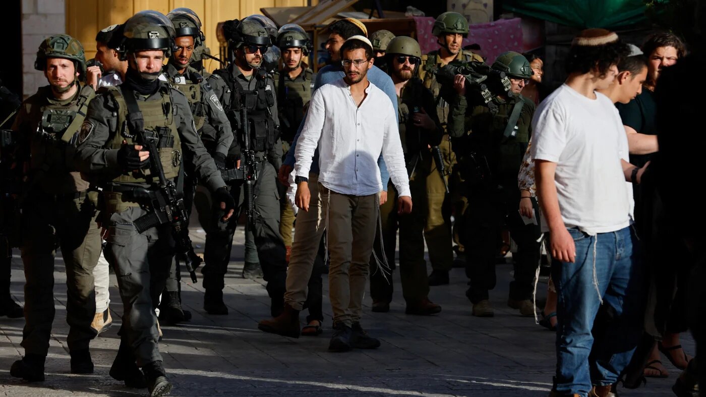 Israeli soldiers stand guard during a weekly settlers' tour in Hebron, in the Israeli-occupied West Bank, 2 May 2026 (Reuters/Mussa Qawasma)