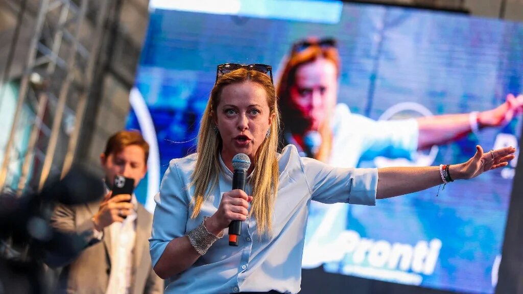 Giorgia Meloni, décrite idéologiquement plus proche d’Éric Zemmour que de Marine le Pen, pourrait devenir la première cheffe de gouvernement d’un pays fondateur de l’Europe communautaire à la tête d’un parti post-fasciste (AFP/Igor Petyx)