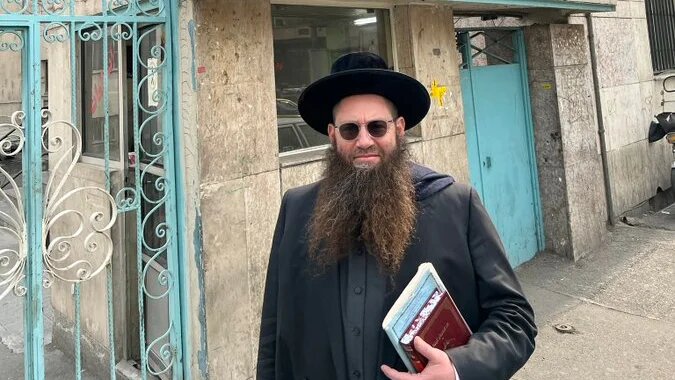  Le rabbin Jacob Yisrael Herzog photographié devant le centre caritatif et hospitalier du Dr Sapir, un hôpital juif de Téhéran (Twitter)
