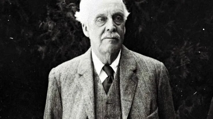 Une photo publiée par le Bureau de presse du gouvernement israélien le 24 octobre 2017, montre Arthur Balfour, ancien Premier ministre britannique, à Jérusalem en 1925 (AFP)