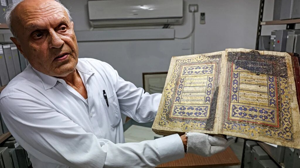 Depuis deux ans et demi, Rami Salameh a restauré pas moins de 1 200 pages d’une douzaine de manuscrits appartenant à des bibliothèques privées palestiniennes et remontant à la période ottomane, certains datant de 200 ou 300 ans (AFP/Ahmad Gharabli)