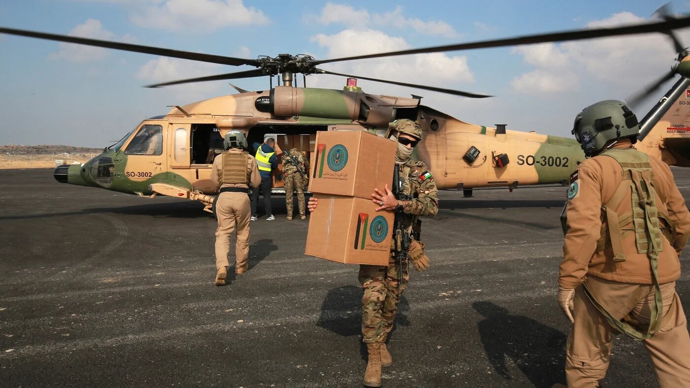 A Jordanian soldier unloads humanitarian aid boxes destined for Palestinians in the Gaza Strip, at the Kissufim crossing between Gaza and Israel, on 4 February 2025 (AFP/Khalil Mazraawi)