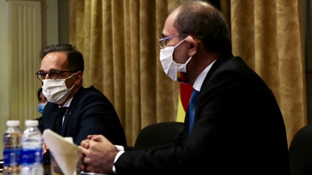 German Foreign Minister Heiko Maas (L) meets with his Jordanian counterpart Ayman Safadi in Amman in June.
