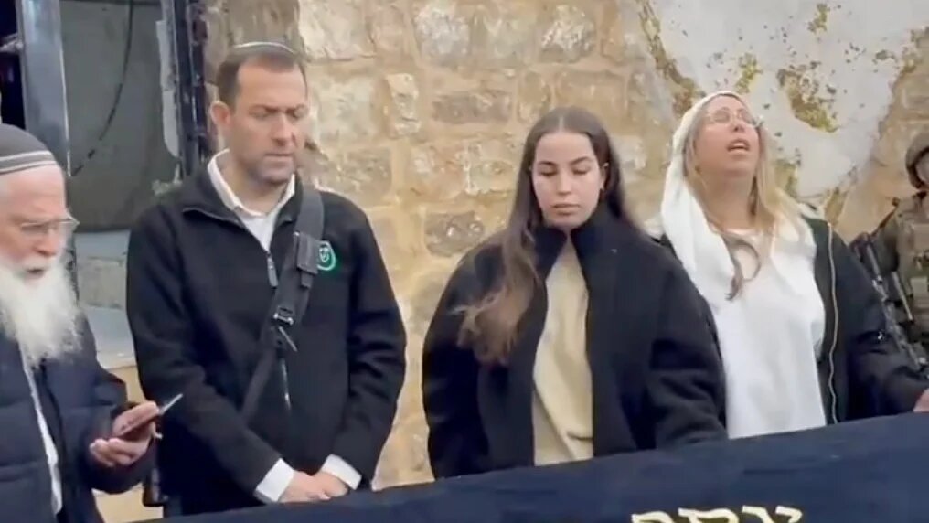Released Israeli captive Agam Berger (c-r) and settler leader Yossi Dagan (c-l) at Joseph's Tomb in the occupied West Bank, 3 March 2025 (Social media)