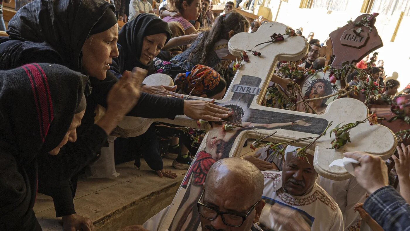 Des chrétiens coptes orthodoxes lors de la prière du Vendredi saint au monastère Saint-Simon du Caire, en Égypte (AFP/Khaled Desouki)