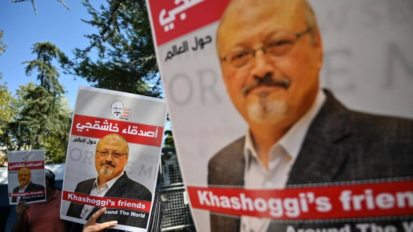 Des amis du journaliste saoudien Jamal Khashoggi assistent à un événement marquant le deuxième anniversaire de son assassinat à Istanbul, en Turquie, le 2 octobre 2020 (AFP)