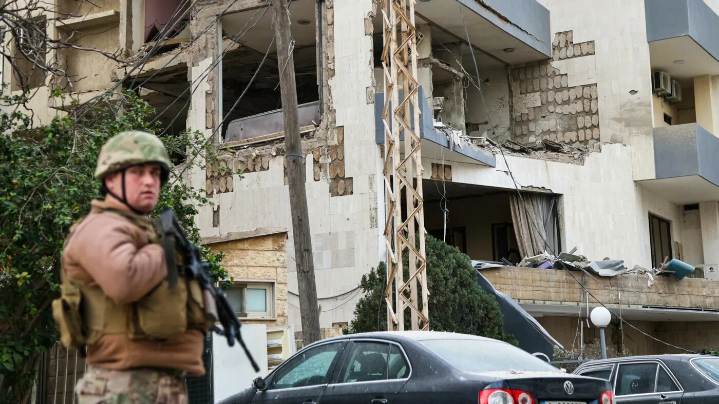 A Lebanese soldier stands guard near a hotel after it was hit in an Israeli air strike in Hazmieh, east of Beirut on 4 March 2026 (Ibrahim Amro/AFP)