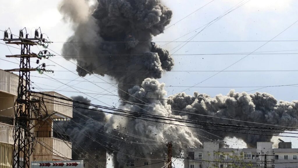 Smoke rises after an Israeli air strike on the outskirts of the southern Lebanese city of Tyre, on 8 April 2026 (Kawnat Haju/AFP)