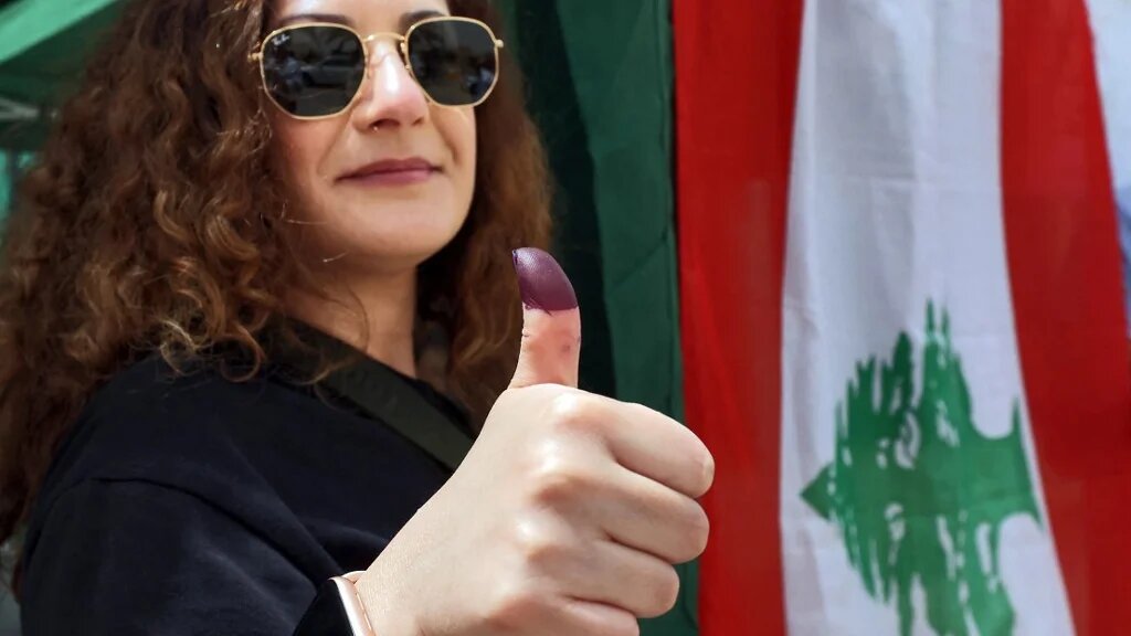 Une Libanaise sort d’un bureau de vote pour les législatives, à l’ambassade libanaise à Riyad, en Arabie saoudite, le 6 mai 2022 (AFP/Fayez Nureldine)