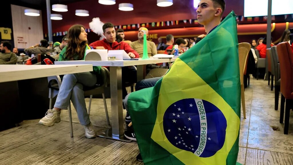 Des Libanais regardent en streaming le match du groupe G entre le Brésil et la Suisse, dans un café-restaurant du quartier de Sabtiyeh, au nord de Beyrouth, le 28 novembre 2022 (AFP/Joseph Eid) 