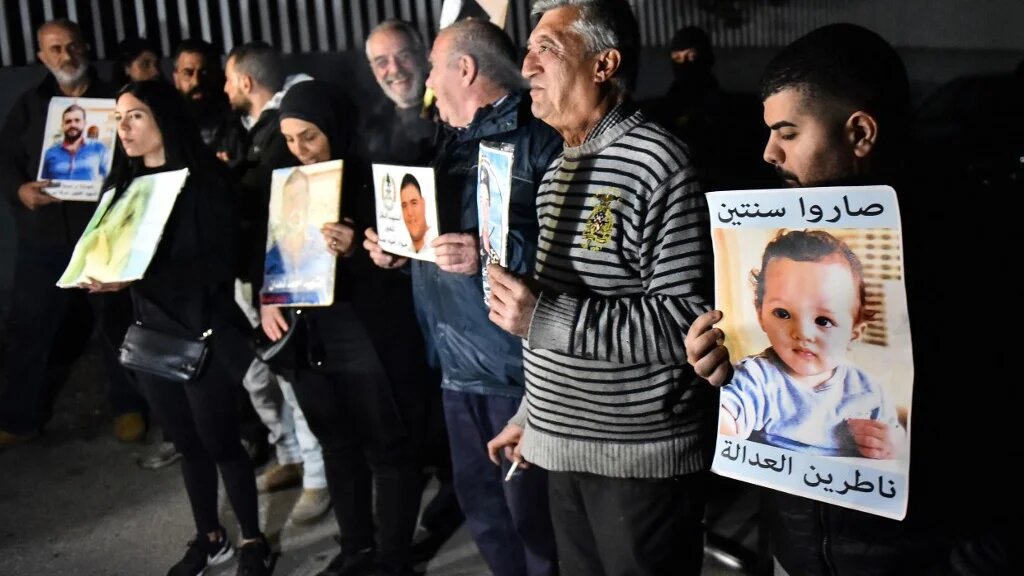 Des proches de victimes de l’explosion du port de Beyrouth manifestent devant la résidence du procureur général Ghassan Oueidat à Baabda, à l’est de la capitale Beyrouth, le 25 janvier 2023 (AFP)